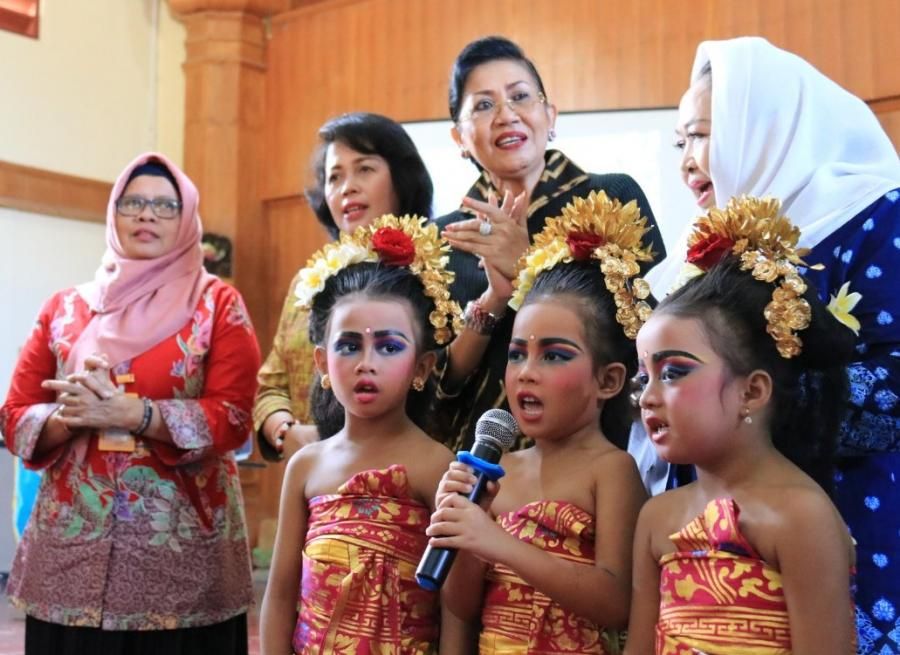 podiumnews.com-Ny Putri Koster: Jangan Jejali Anak dengan Obsesi Orang Tua
